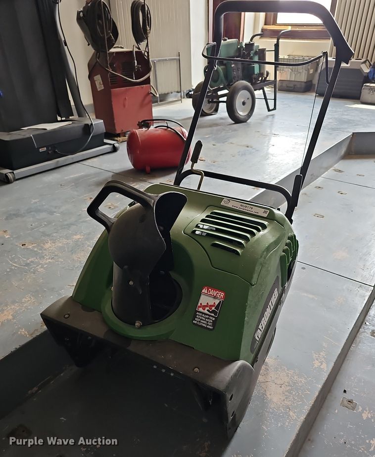 image for item NU9179 2007 Frontier ST0622M  snow blower