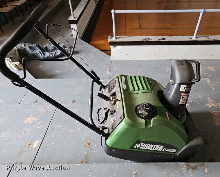 image for item NU9179 2007 Frontier ST0622M  snow blower