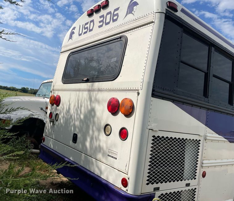 image for item NY9595 2005 Thomas Built Saf-T-Liner MVP  bus