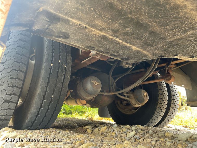 image for item NY9595 2005 Thomas Built Saf-T-Liner MVP  bus