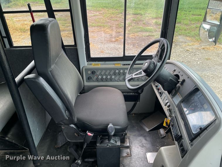 image for item NY9595 2005 Thomas Built Saf-T-Liner MVP  bus