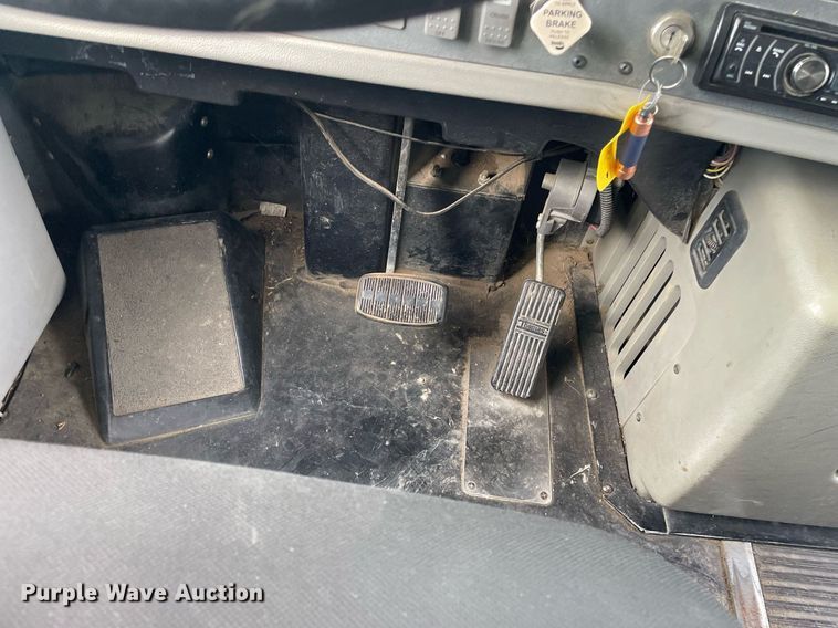 image for item NY9595 2005 Thomas Built Saf-T-Liner MVP  bus