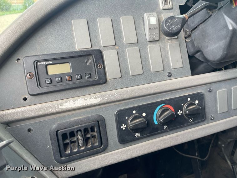 image for item NY9595 2005 Thomas Built Saf-T-Liner MVP  bus