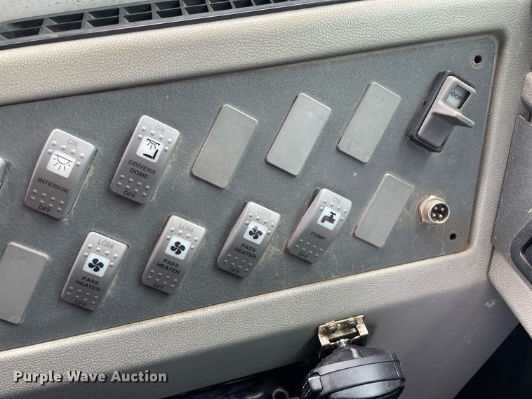 image for item NY9595 2005 Thomas Built Saf-T-Liner MVP  bus