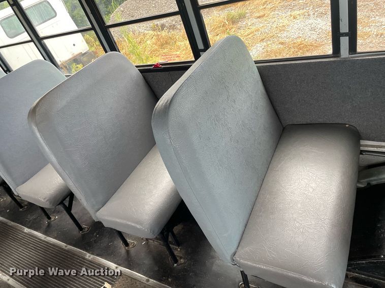 image for item NY9595 2005 Thomas Built Saf-T-Liner MVP  bus