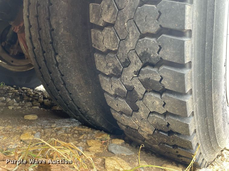 image for item NY9595 2005 Thomas Built Saf-T-Liner MVP  bus