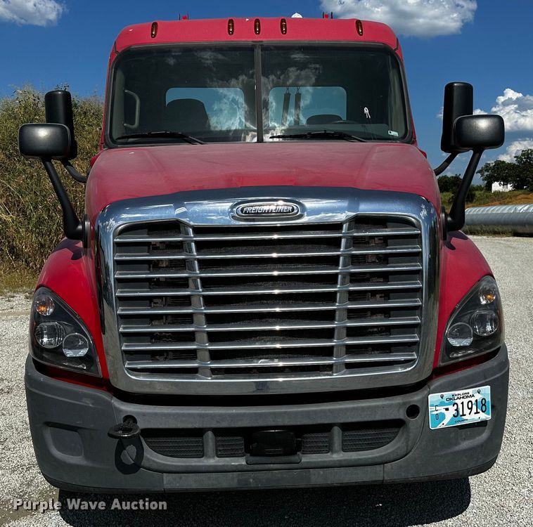 image for item OC9134 2015 Freightliner Cascadia Evolution 125  semi truck