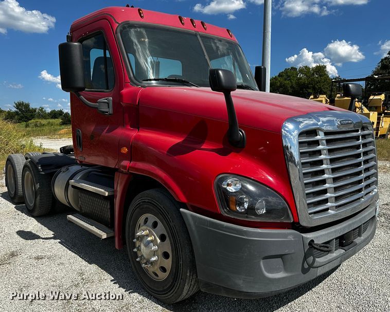 image for item OC9134 2015 Freightliner Cascadia Evolution 125  semi truck