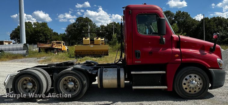 image for item OC9134 2015 Freightliner Cascadia Evolution 125  semi truck