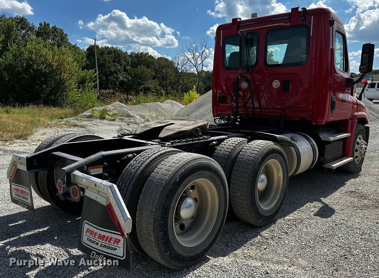 image for item OC9134 2015 Freightliner Cascadia Evolution 125  semi truck