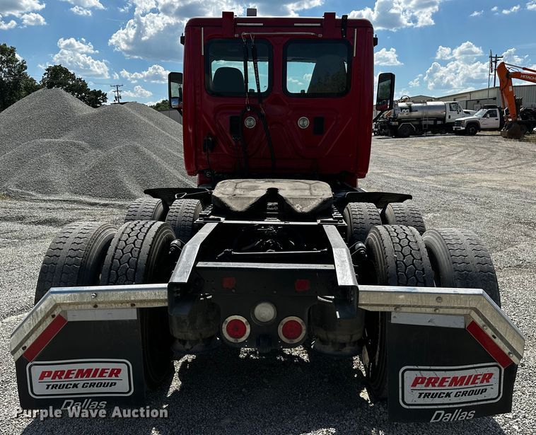 image for item OC9134 2015 Freightliner Cascadia Evolution 125  semi truck