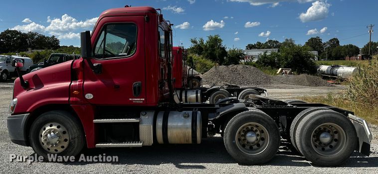 image for item OC9134 2015 Freightliner Cascadia Evolution 125  semi truck