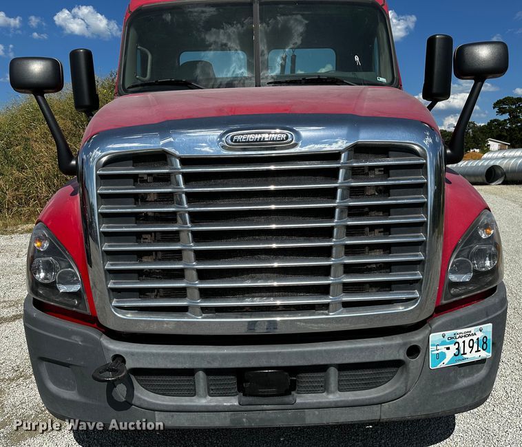 image for item OC9134 2015 Freightliner Cascadia Evolution 125  semi truck