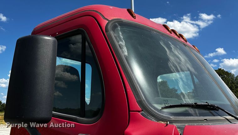 image for item OC9134 2015 Freightliner Cascadia Evolution 125  semi truck