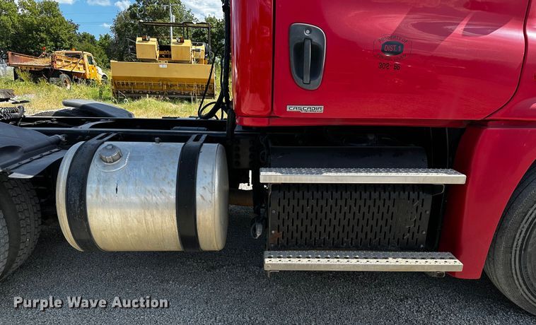 image for item OC9134 2015 Freightliner Cascadia Evolution 125  semi truck