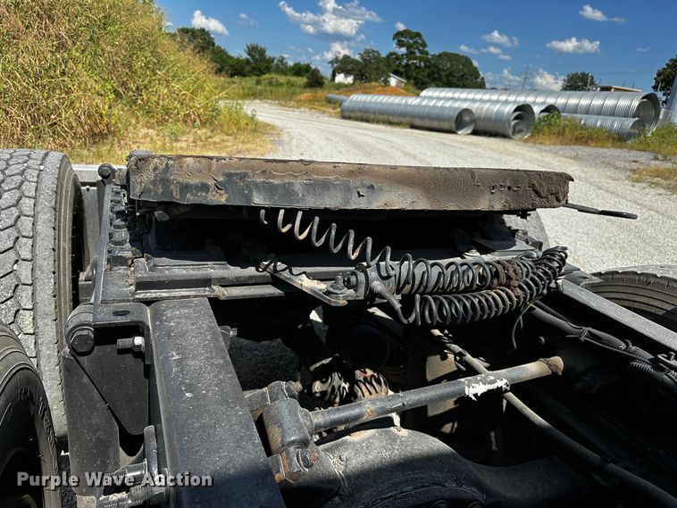 image for item OC9134 2015 Freightliner Cascadia Evolution 125  semi truck