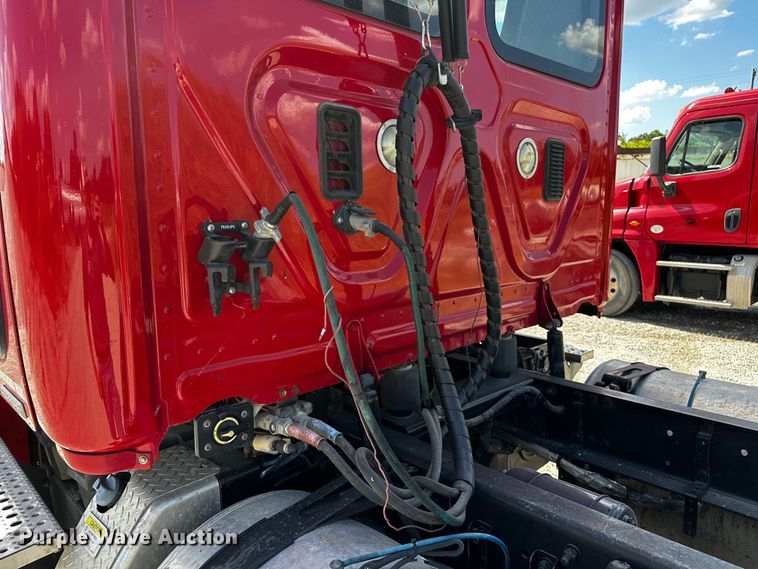 image for item OC9134 2015 Freightliner Cascadia Evolution 125  semi truck