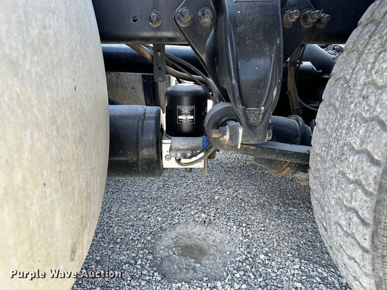 image for item OC9134 2015 Freightliner Cascadia Evolution 125  semi truck