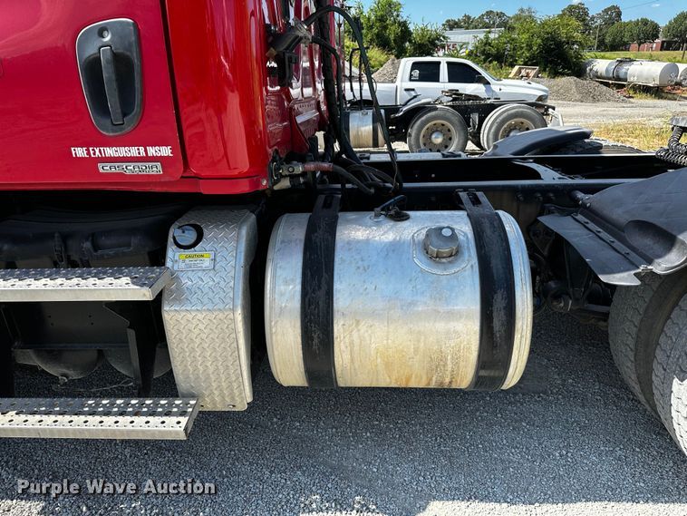 image for item OC9134 2015 Freightliner Cascadia Evolution 125  semi truck