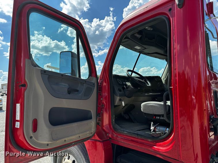 image for item OC9134 2015 Freightliner Cascadia Evolution 125  semi truck