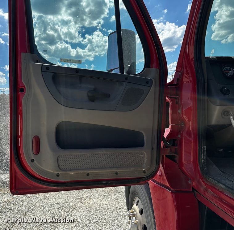 image for item OC9134 2015 Freightliner Cascadia Evolution 125  semi truck