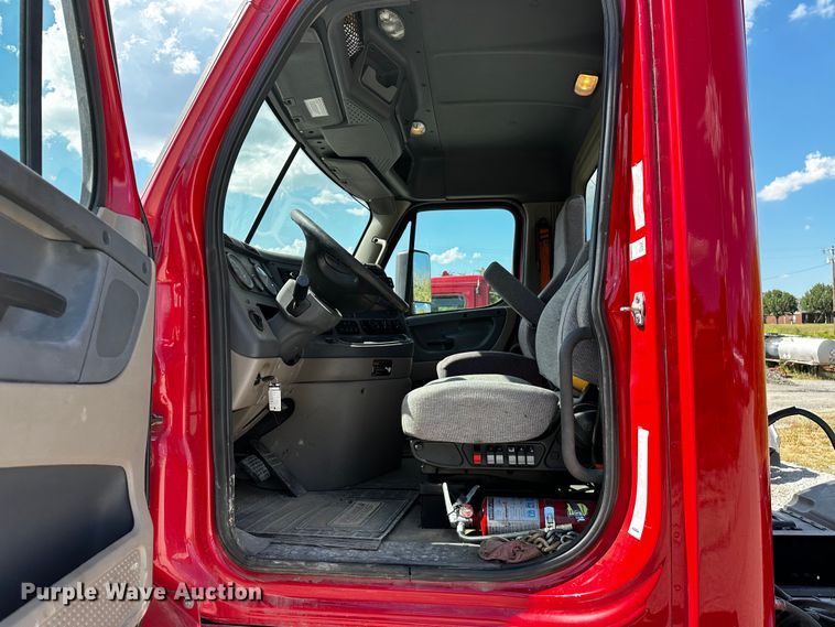 image for item OC9134 2015 Freightliner Cascadia Evolution 125  semi truck