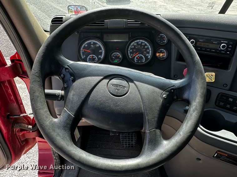 image for item OC9134 2015 Freightliner Cascadia Evolution 125  semi truck