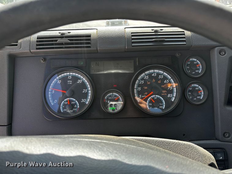 image for item OC9134 2015 Freightliner Cascadia Evolution 125  semi truck