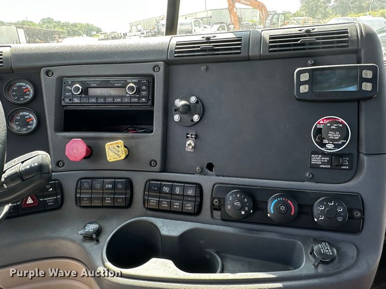 image for item OC9134 2015 Freightliner Cascadia Evolution 125  semi truck