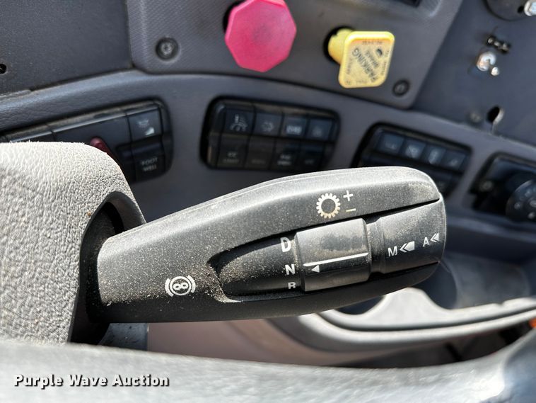 image for item OC9134 2015 Freightliner Cascadia Evolution 125  semi truck