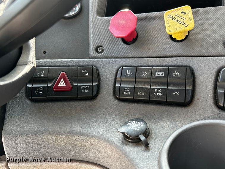 image for item OC9134 2015 Freightliner Cascadia Evolution 125  semi truck