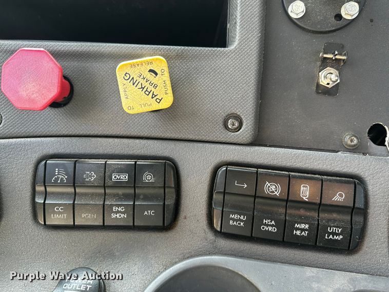 image for item OC9134 2015 Freightliner Cascadia Evolution 125  semi truck