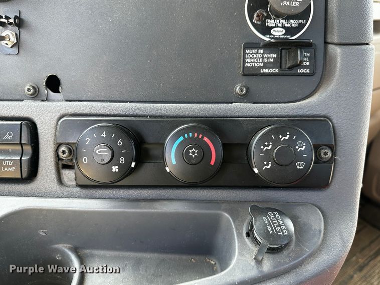 image for item OC9134 2015 Freightliner Cascadia Evolution 125  semi truck