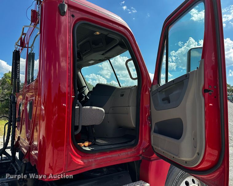 image for item OC9134 2015 Freightliner Cascadia Evolution 125  semi truck