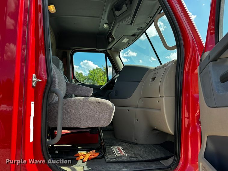 image for item OC9134 2015 Freightliner Cascadia Evolution 125  semi truck