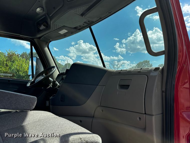 image for item OC9134 2015 Freightliner Cascadia Evolution 125  semi truck