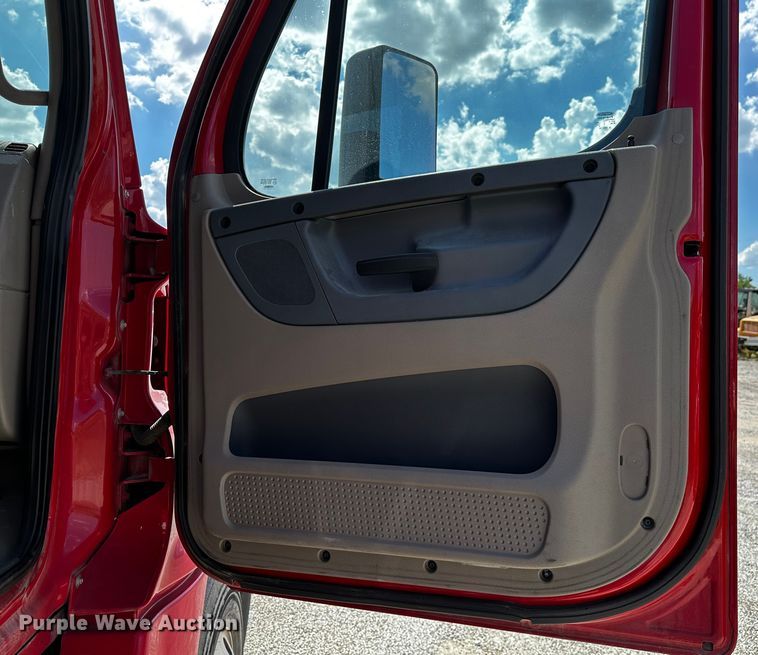 image for item OC9134 2015 Freightliner Cascadia Evolution 125  semi truck