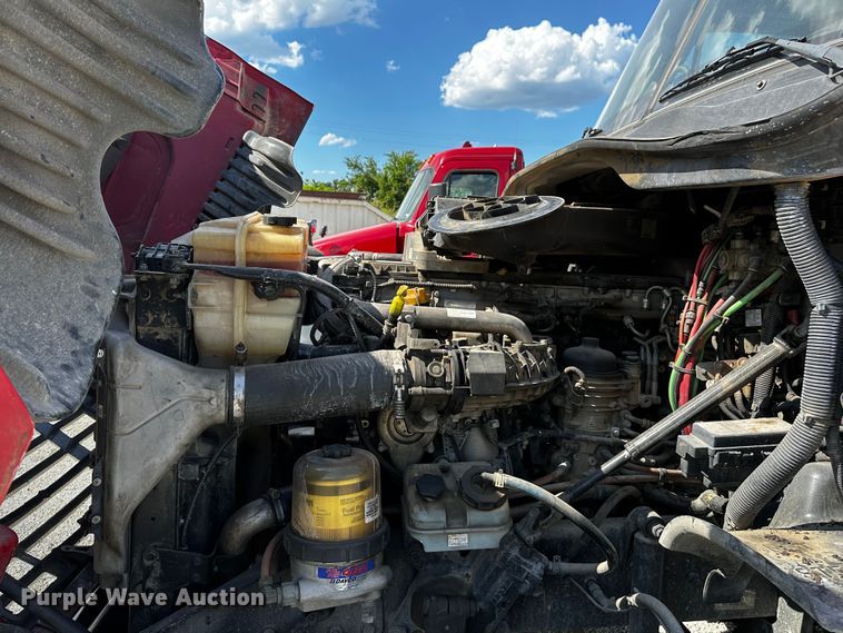 image for item OC9134 2015 Freightliner Cascadia Evolution 125  semi truck