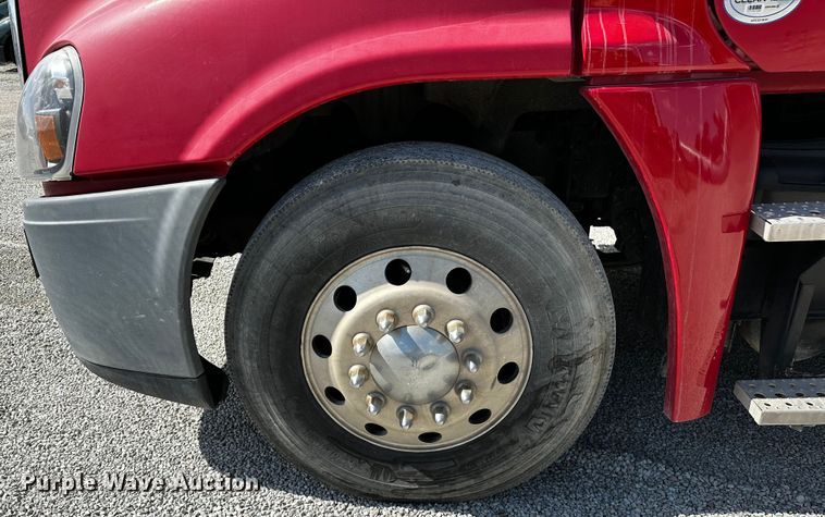 image for item OC9134 2015 Freightliner Cascadia Evolution 125  semi truck