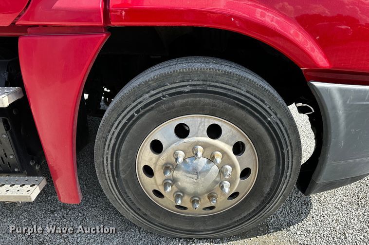 image for item OC9134 2015 Freightliner Cascadia Evolution 125  semi truck