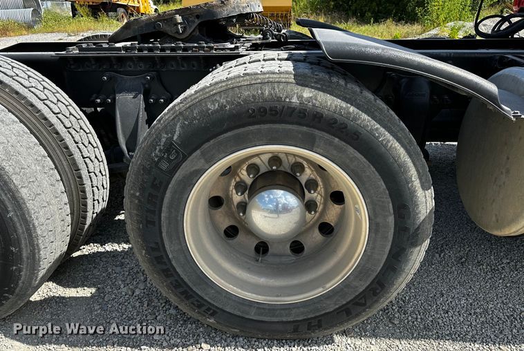 image for item OC9134 2015 Freightliner Cascadia Evolution 125  semi truck