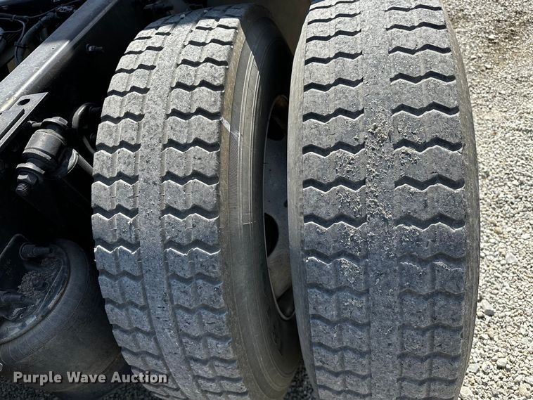 image for item OC9134 2015 Freightliner Cascadia Evolution 125  semi truck