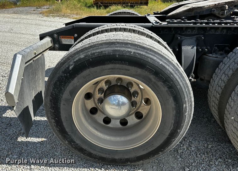 image for item OC9134 2015 Freightliner Cascadia Evolution 125  semi truck