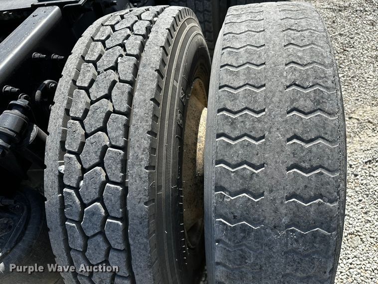 image for item OC9134 2015 Freightliner Cascadia Evolution 125  semi truck