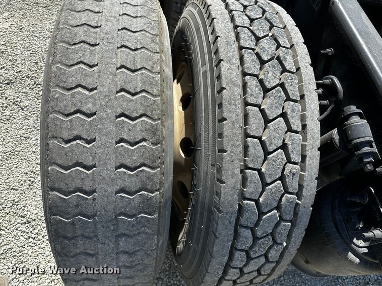 image for item OC9134 2015 Freightliner Cascadia Evolution 125  semi truck