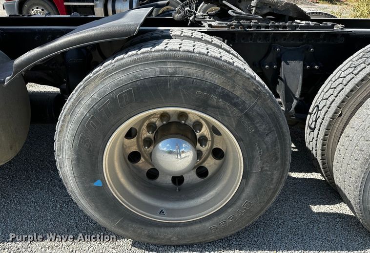 image for item OC9134 2015 Freightliner Cascadia Evolution 125  semi truck