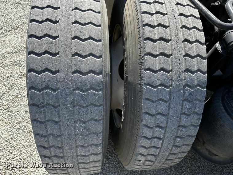 image for item OC9134 2015 Freightliner Cascadia Evolution 125  semi truck