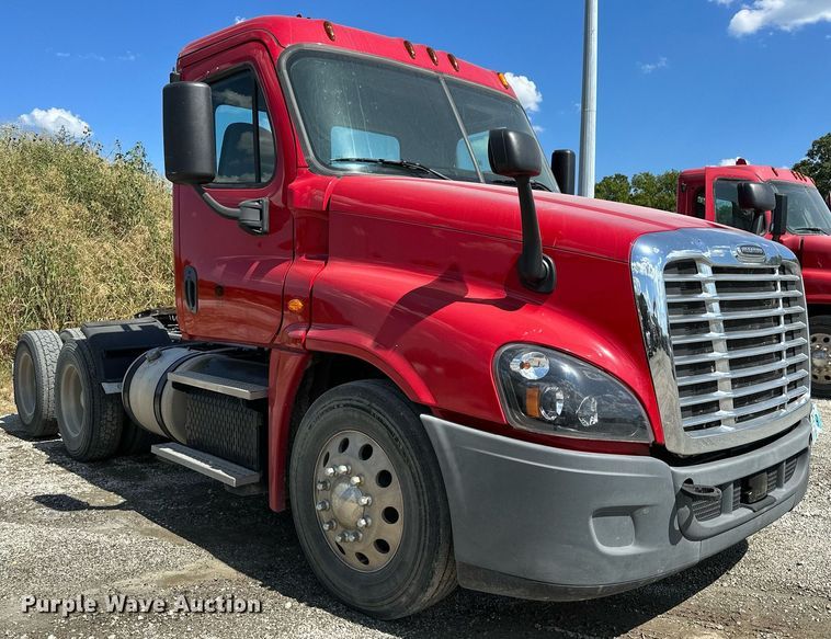 image for item OC9135 2015 Freightliner Cascadia Evolution 125  semi truck