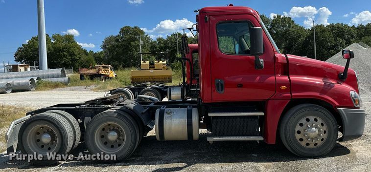 image for item OC9135 2015 Freightliner Cascadia Evolution 125  semi truck