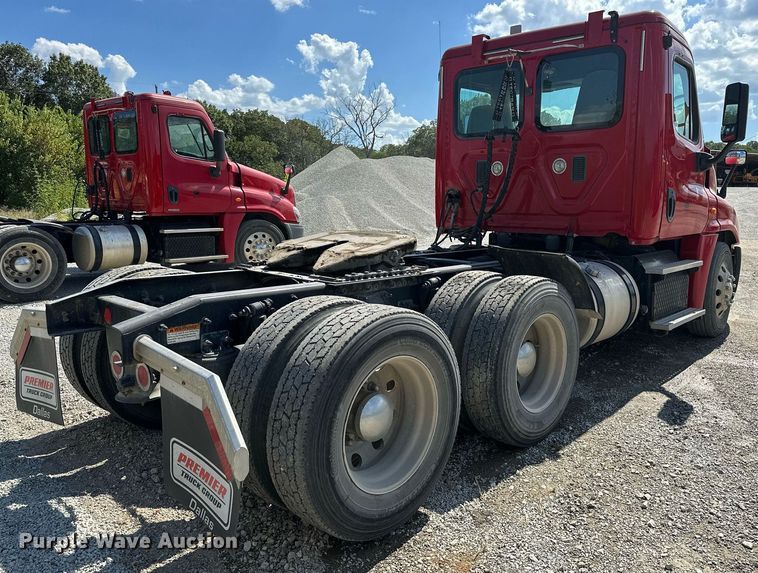 image for item OC9135 2015 Freightliner Cascadia Evolution 125  semi truck